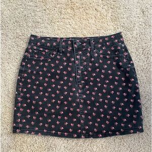 Black/floral mini skirt